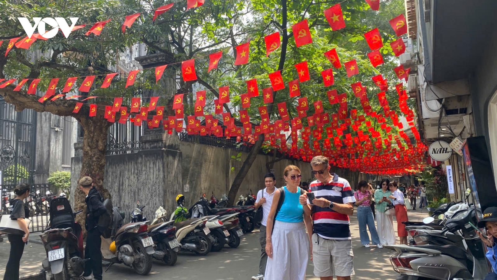 Phố phường Hà Nội rực rỡ cờ hoa chào mừng đại lễ 30/4